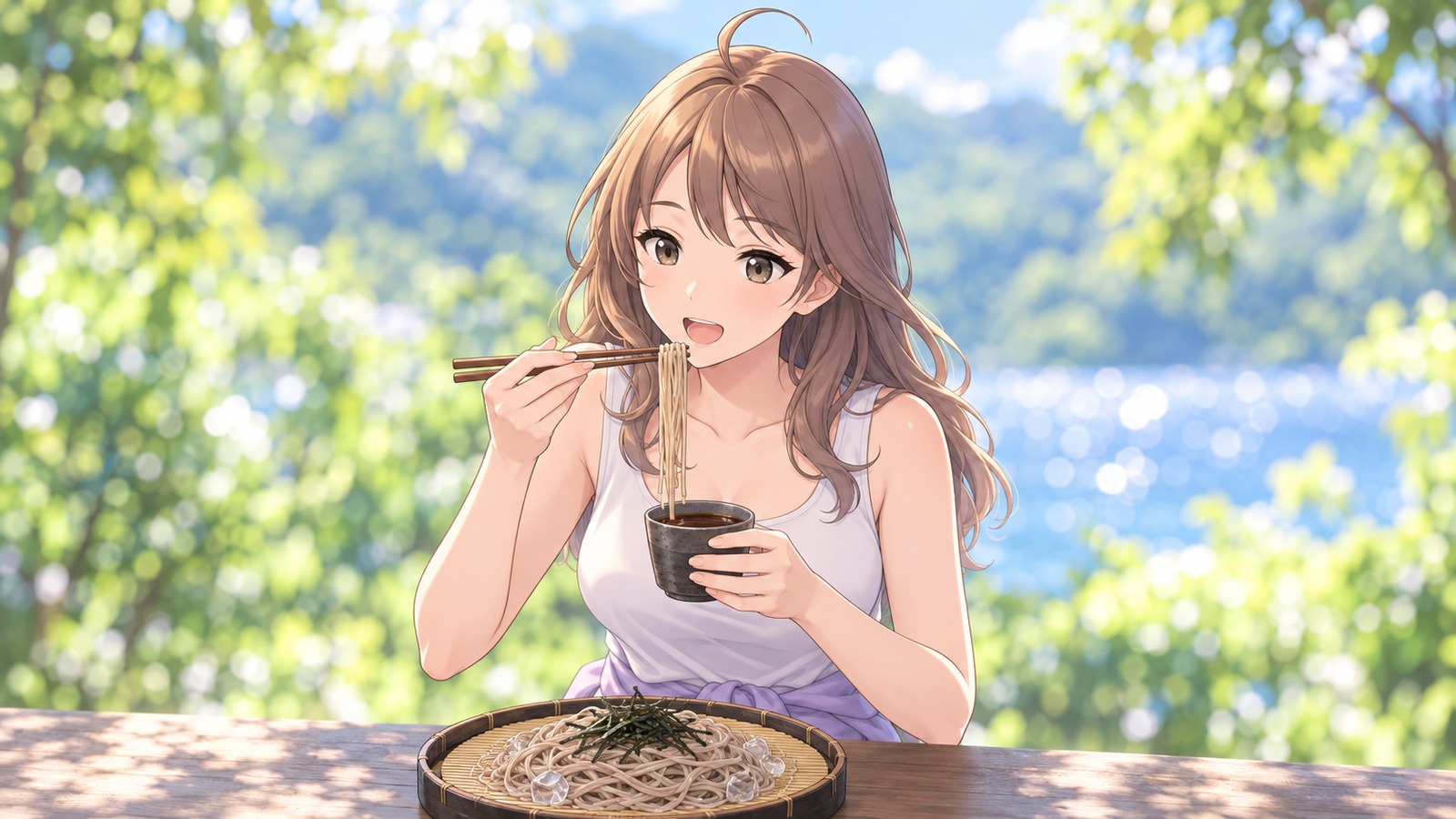 湖と夏の緑がやわらかくぼける湖畔で、白いタンクトップ姿の主人公が、氷をのせたざるそばをつゆにくぐらせて口へ運ぶ
