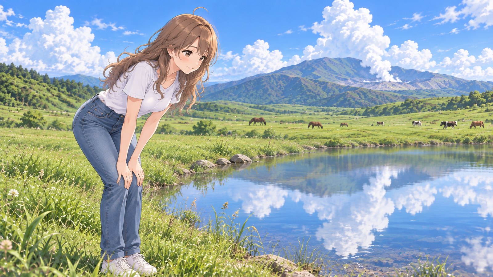 夏の草千里で、白いTシャツとジーンズの主人公がひざに手を置いて池のふちから身を乗り出し、水面に映る雲と青空を見つめる。奥に放牧の馬と牛、噴煙を上げる山