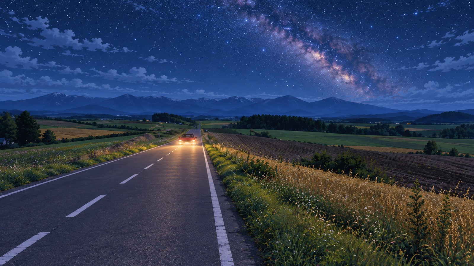7月の夜、丘の畑のあいだをまっすぐ延びる道を、赤いオープンカーがライトをつけてこちらへ走ってくる。道の両側に小麦畑とジャガイモ畑、遠くに山並みの影、空には天の川
