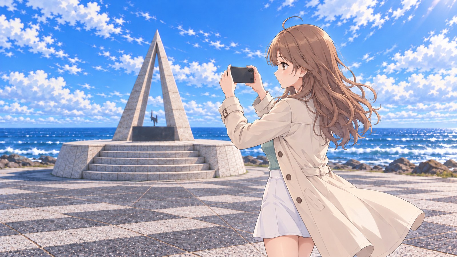 春の宗谷岬の広場で、ベージュのトレンチコートの主人公がスマートフォンを横に構え、画面をのぞいてほほえむ。後ろに丸い台座の日本最北端の地の碑と海