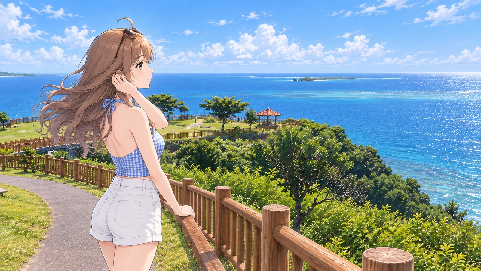 夏の知念岬公園の岬の先で、水色のギンガムのトップスと白いショートパンツの主人公が、木の柵のそばで風にあおられた髪を押さえ、水平線の低い島を眺める。奥に赤瓦の東屋と太平洋