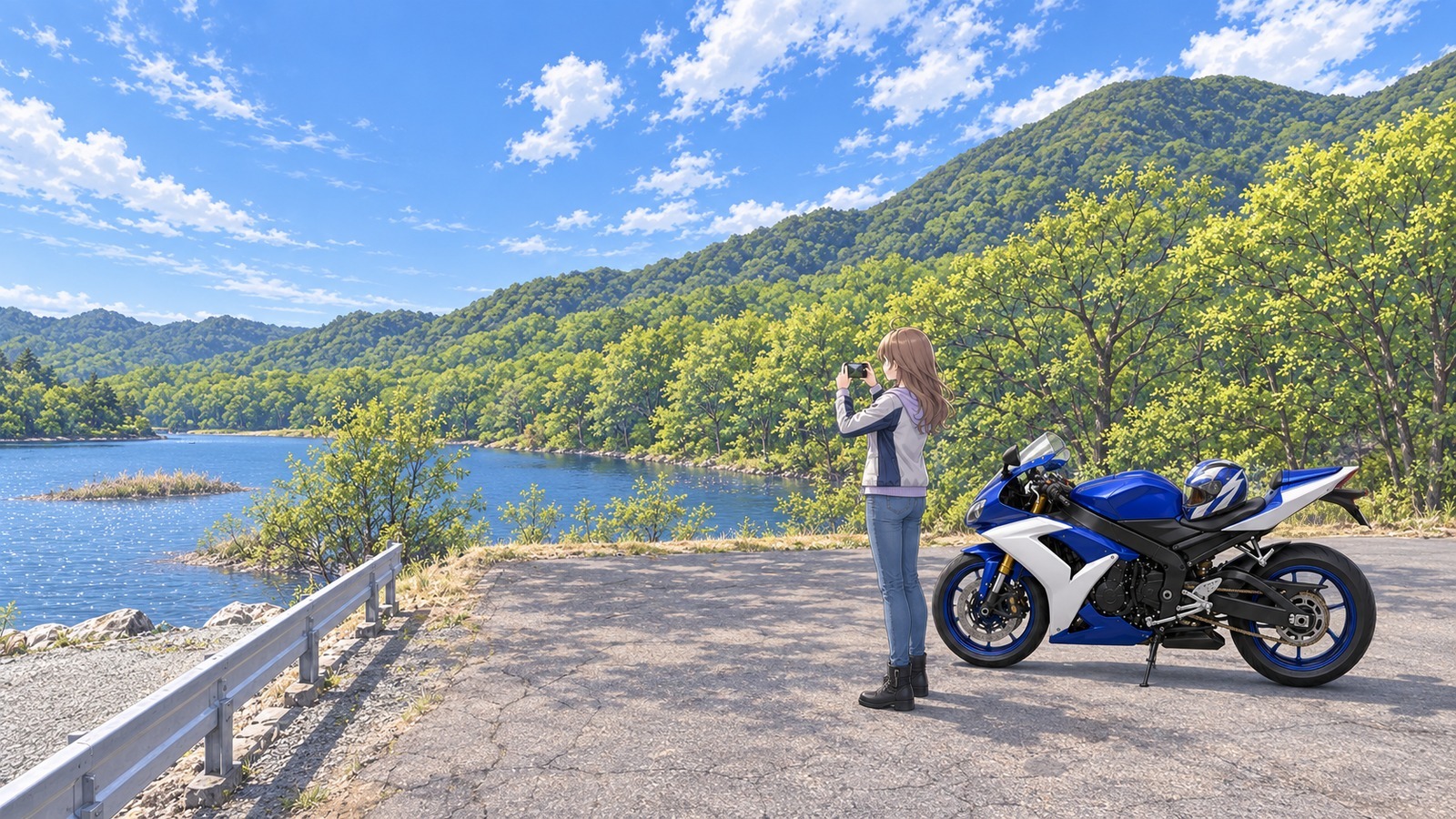 新緑の山が大沼を囲む春の湖畔で、ライダースの上着とジーンズ姿の主人公がスマホを横に構える。右には青白のバイクが停まり、運転席のシートにヘルメットが1個置かれている