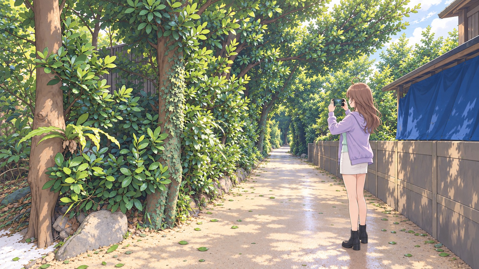 雨上がりの備瀬のフクギ並木で、ラベンダーのパーカーと白いスカートの主人公がスマートフォンを横に持って並木道を撮る。左に常緑の幹と葉、右にブロック塀と青い幕