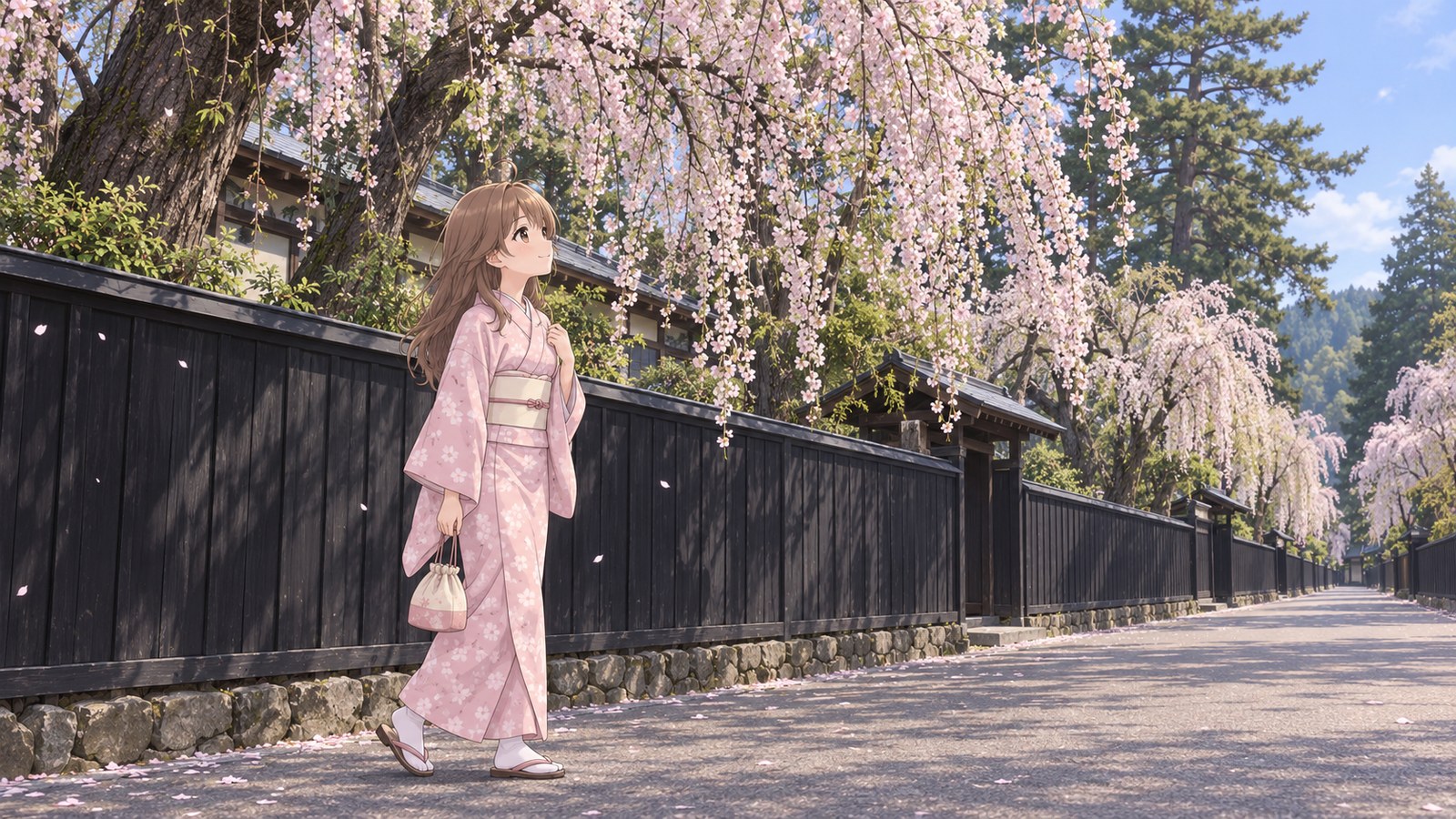 黒板塀としだれ桜の角館の武家屋敷通りを、淡いピンクの着物で袖を押さえて歩き、桜を見上げる主人公