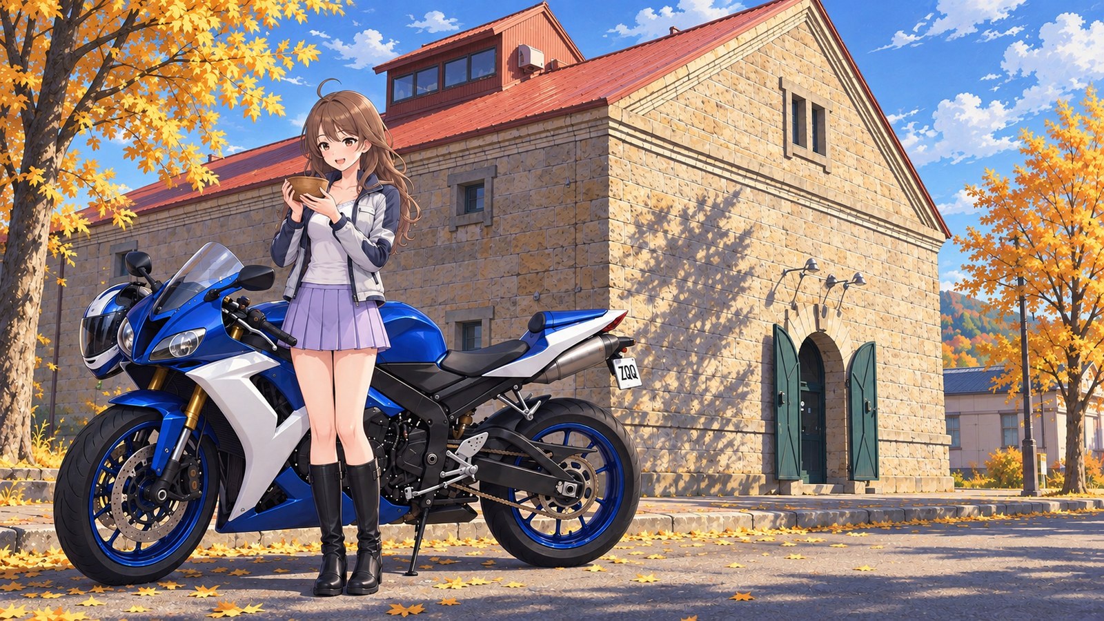 赤い屋根の石倉庫の前に停めた青と白のバイクのそばで、買ったばかりの小さな木の器を両手で持ち、うれしそうに眺める主人公