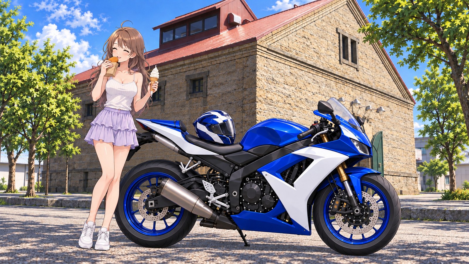 石倉庫の前でヘルメットをシートに置いた青と白のバイクのそばに立ち、片手にソフトクリーム、片手にコロッケを持ち、目を閉じてコロッケをほおばる主人公